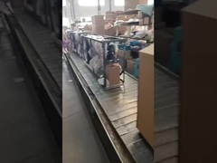 Motosiklet fabrikasının üretim hattını keşfedin ve işçilerin olağanüstü zanaatine tanık olun