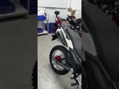 Sokak bisikletinin görünümü, benzersiz tasarım cazibesini gösteren etrafta çekilmiştir